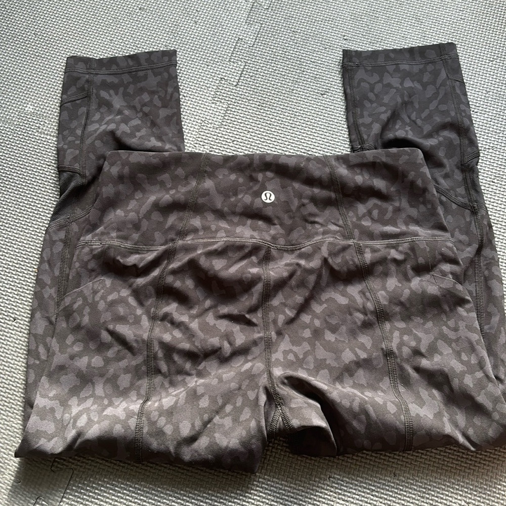 Lululemon leggings, cropped size 6, worn a few times, in great condition!